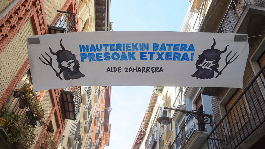 Pancartas a favor de los presos en el casco viejo de Pamplona por carnavales. PABLO LASAOSA 04