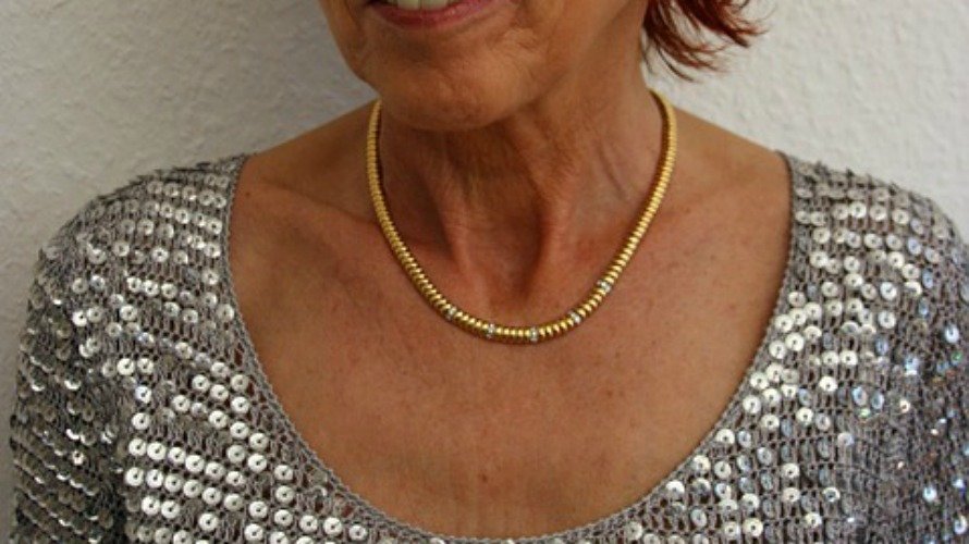 Una mujer luce una cadena de oro colgada de su cuello. ARCHIVO