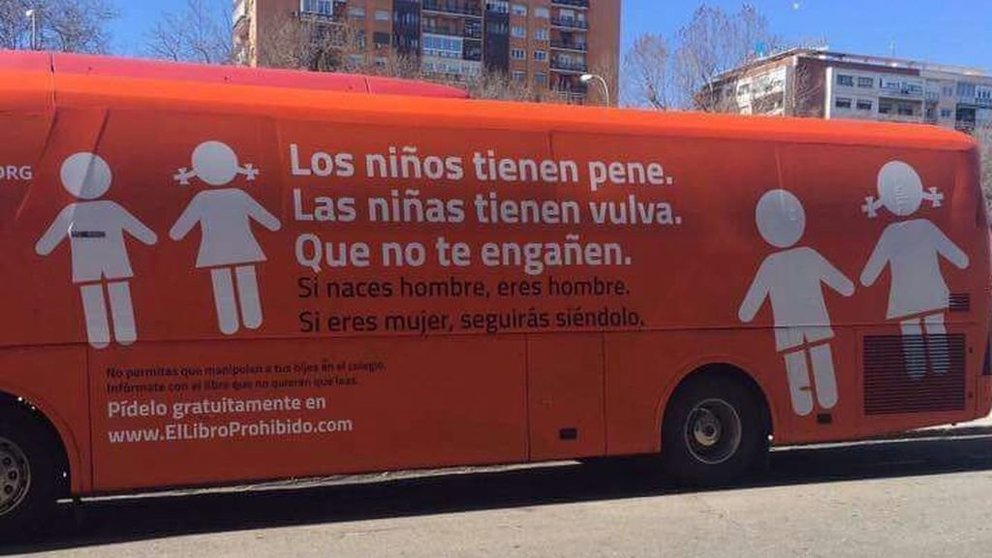 Autobús de Hazte Oír. que llega a Pamplona en marzo. EE
