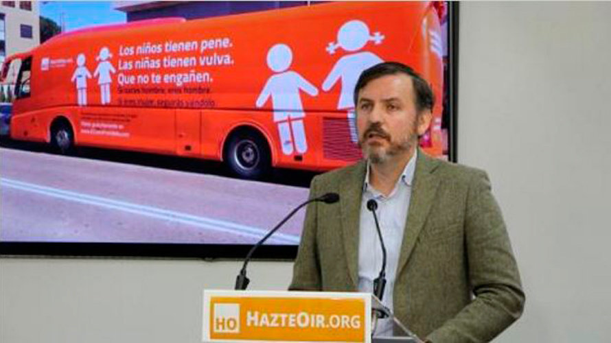 El presidente de la asociación HazteOir, Ignacio Arsuaga, en la presentación de la polémica campaña.