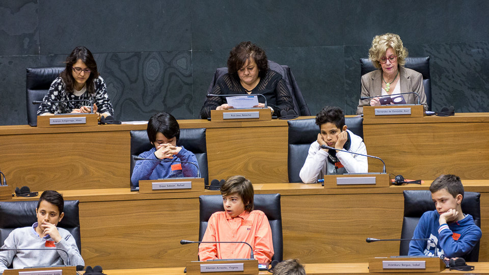 El Parlamento de Navarra celebra una sesión con 73 escolares, organizada por Aldeas Infantiles (22). IÑIGO ALZUGARAY