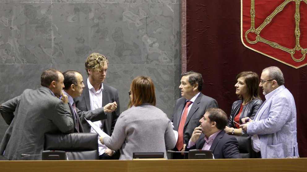 Parlamentarios de los distintos partidos con representación en Navarra conversan con la presidenta de la Cámara