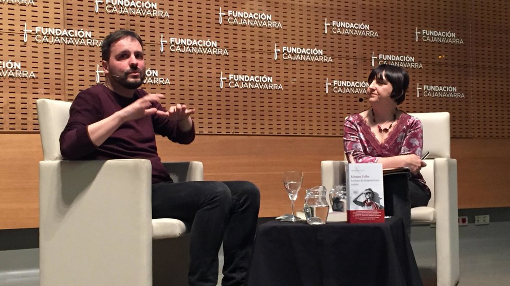 El escritor Kirmen Uribe en la presentación de su nueva novela en Civican, en Pamplona.