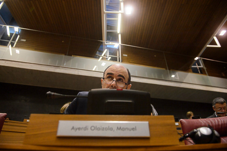 Manu Ayerdi, accede a su asiento del Parlamento de Navarra. PABLO LASAOSA