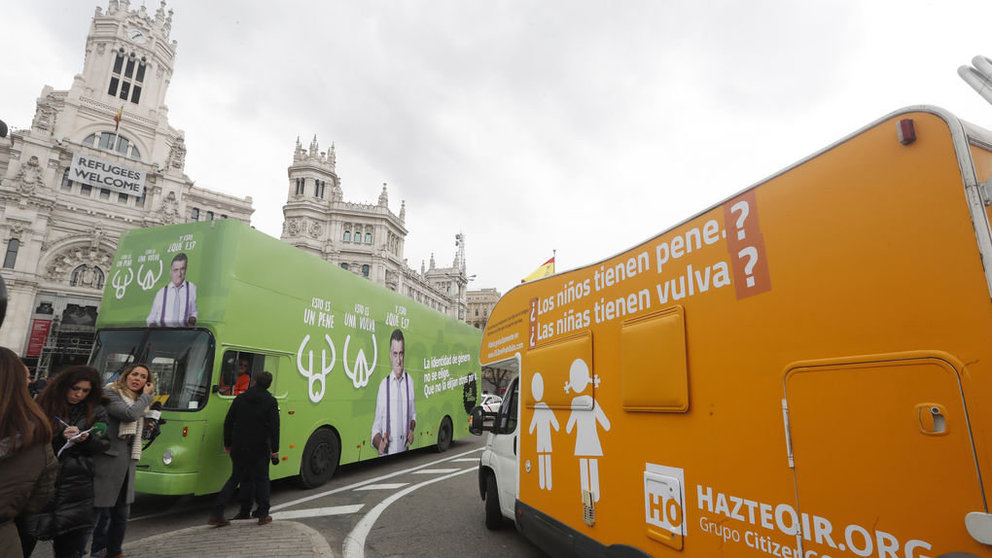 La caravana de HazteOir ante la decisión judicial de no permitir circular su autobús serigrafiado con unos polémicos lemas contra la transexualidad infantil EFE
