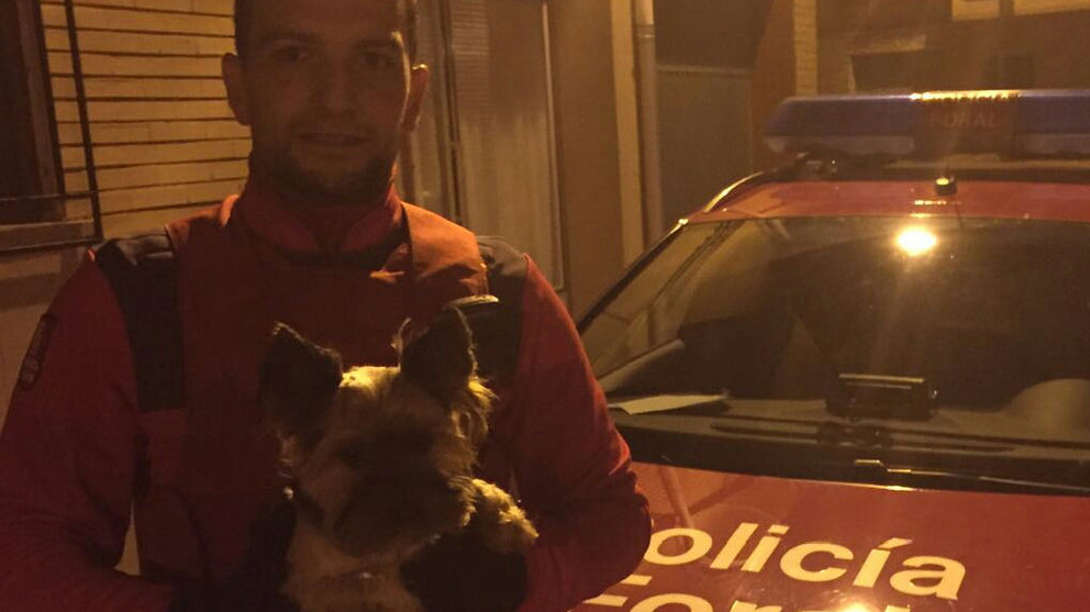 Uno de los agentes de la Policía Foral que han recuperado en Funes a un perro robado en Álava POLICÍA FORAL