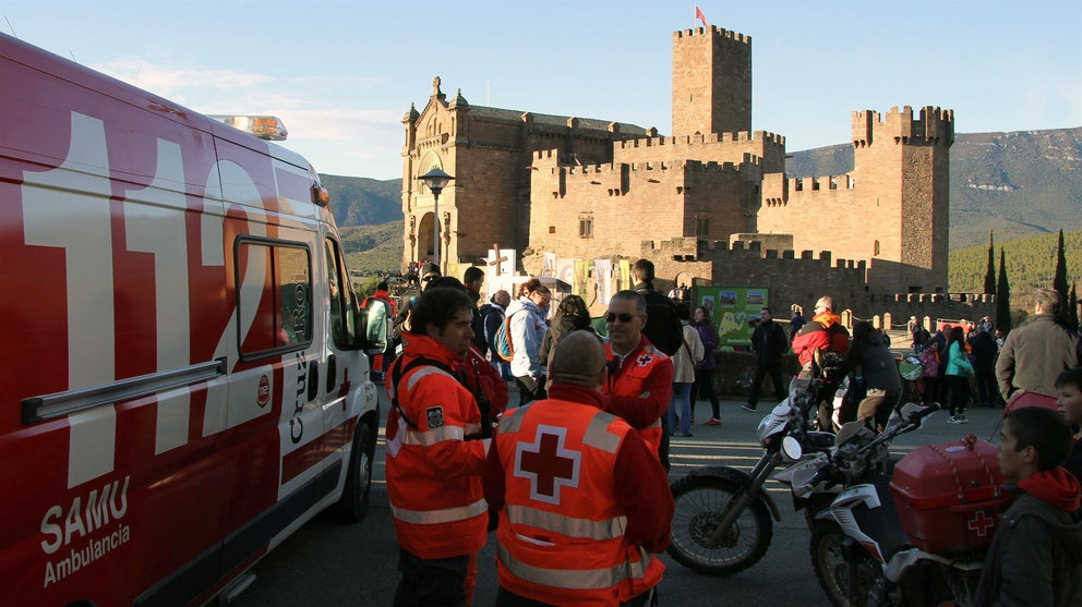 Miembros de Cruz Roja junto al Castillo de Javier.