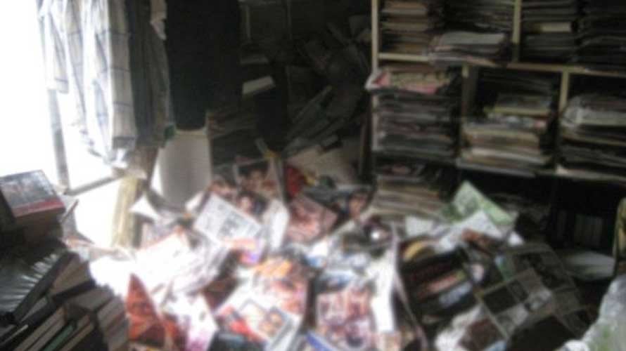 Montaña de revistas en la casa donde se encontró al fallecido. VIA ASIA WIRE