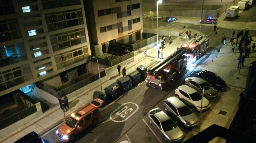 Bomberos y la Policía Foral desalojan pisos en Sarriguren. NAVARRA.COM