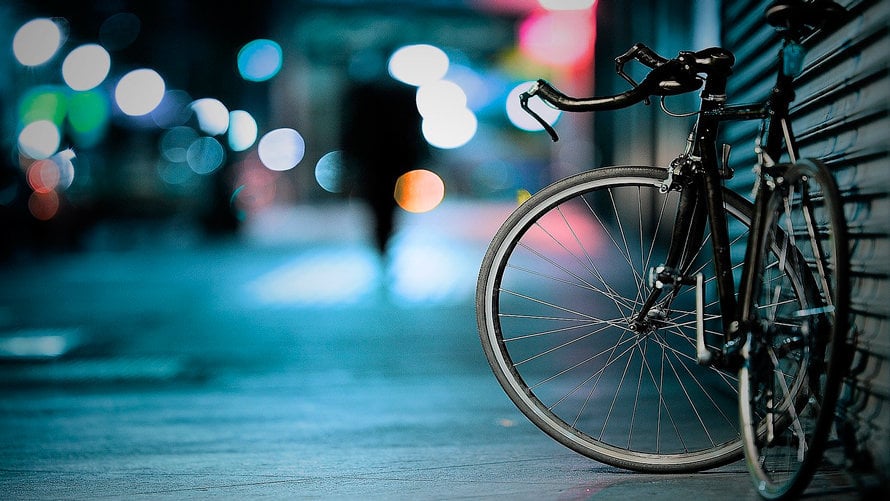 Una bicicleta aparcada en una calle sin protección. ARCHIVO.