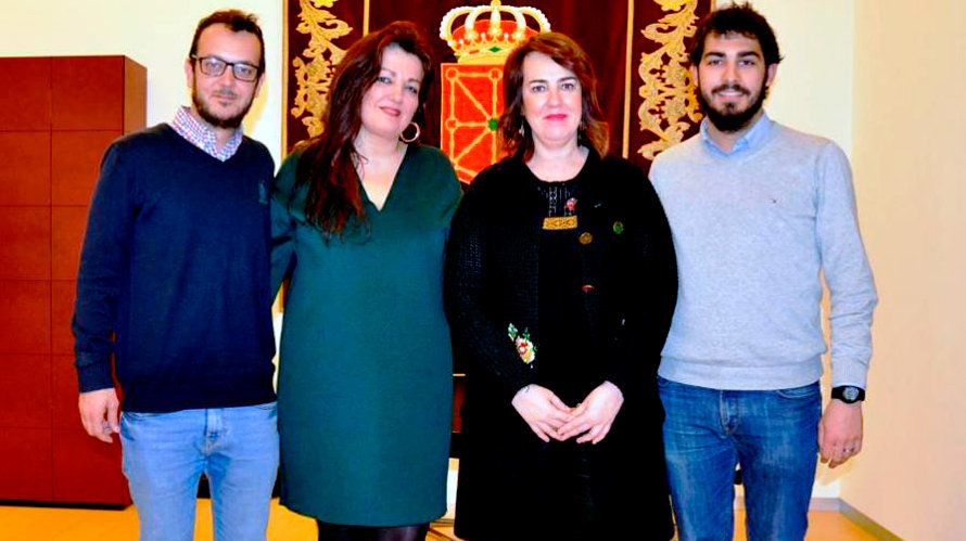 Miembros de la asociación Levántate contra el Bullying tras la reunión mantenida con la presidenta del Parlamento de Navarra, Ainhoa Aznárez. Parlamento de Navarra