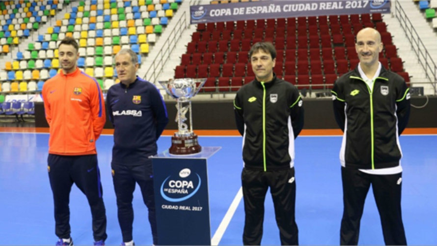 Imagen de los entrenadores y capitanes del Magna y Barcelona.