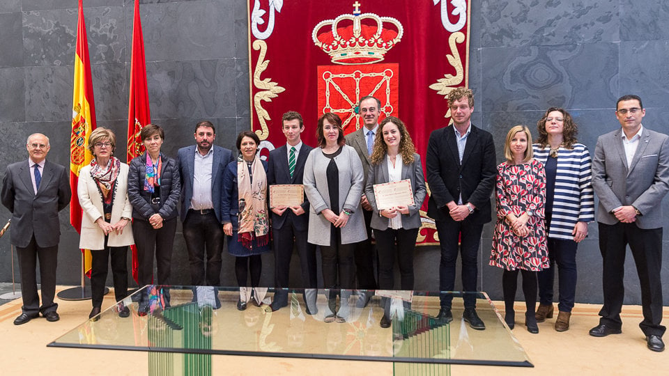 Paula Donézar Apesteguía recibe el I Premio Parlamento de Navarra al Estudio del Derecho Parlamentario y Andrés Turiel Miranda el accésit del mismo (27). IÑIGO ALZUGARAY