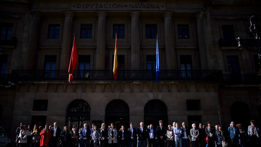 El Gobierno de Navarra ha convocado una concentración con motivo del Día Europeo de Víctimas del Terrorismo. PABLO LASAOSA 04