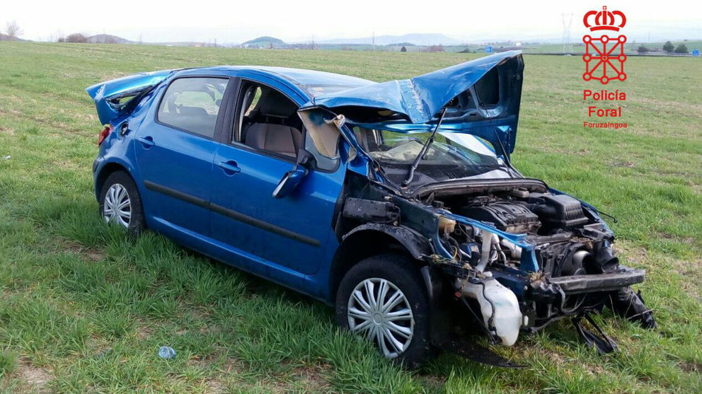 Accidente de tráfico con un hombre herido que ha dado positivo en alcoholemia tras perder el control del coche en la carretera N240A a su paso por Erice de Iza PF 1