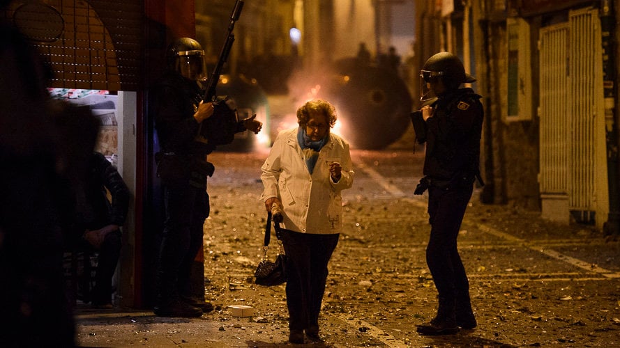 Violencia callejera en Pamplona tras una manifestación convocada por la izquierda abertzale llamando a la _autodefensa ante la represión_. PABLO LASAOSA 11