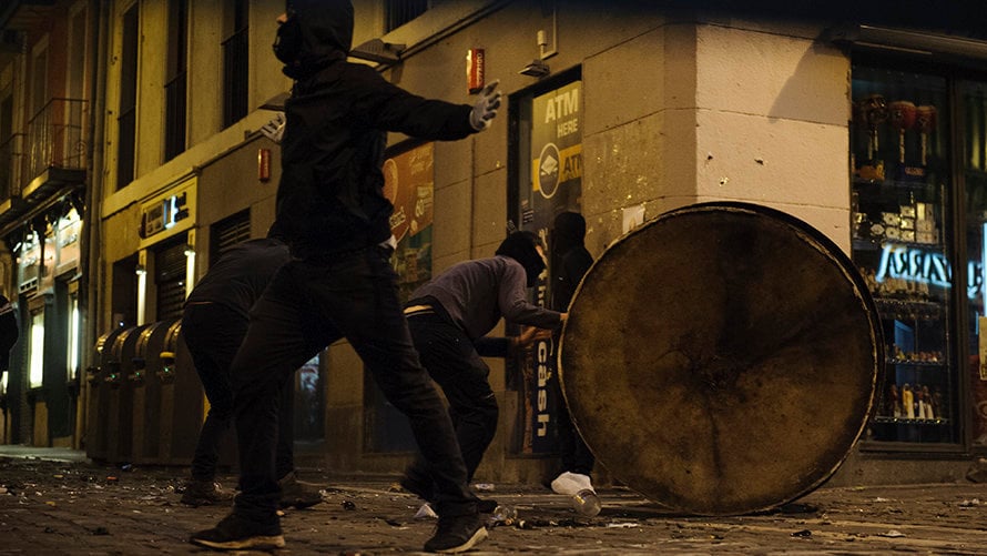Violencia callejera en Pamplona tras una manifestación convocada por la izquierda abertzale llamando a la _autodefensa ante la represión_. MIGUEL OSÉS_6