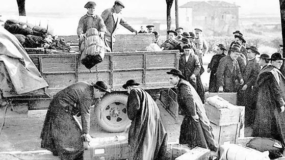 Jesuitas descargan sus equipajes y enseres cerca de la frontera francesa de Hendaya.