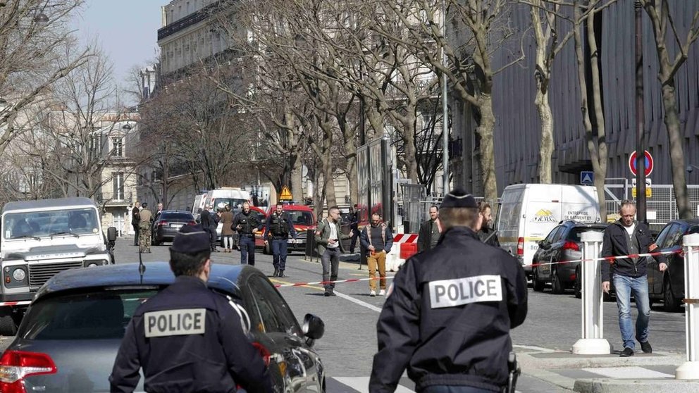 La Policía acordona la sede del FMI en París.