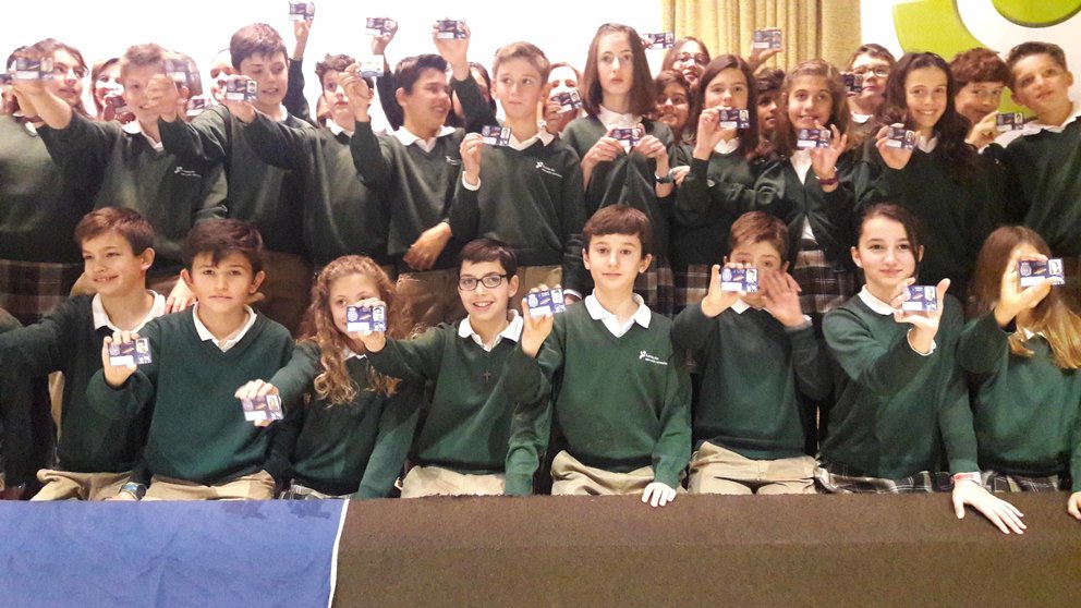 Alumnos del Colegio Teresianas de Pamplona lucen orgullosos sus carnés de ciberexpertos.