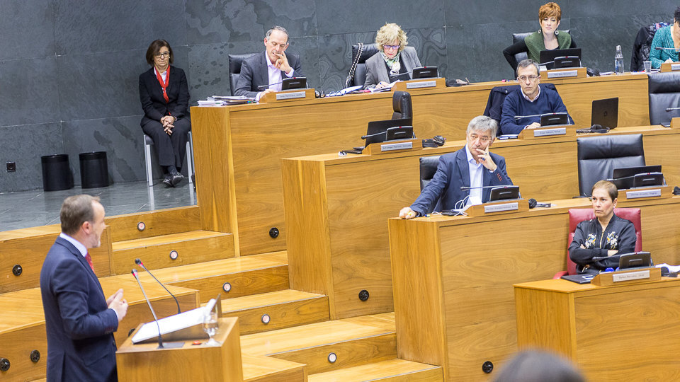 Uxue Barkos, presidenta del Gobierno, y Koldo Martínez (Geroa Bai) escuchan a José Javier Esparza (UPN) en el pleno del Parlamento (6). IÑIGO ALZUGARAY