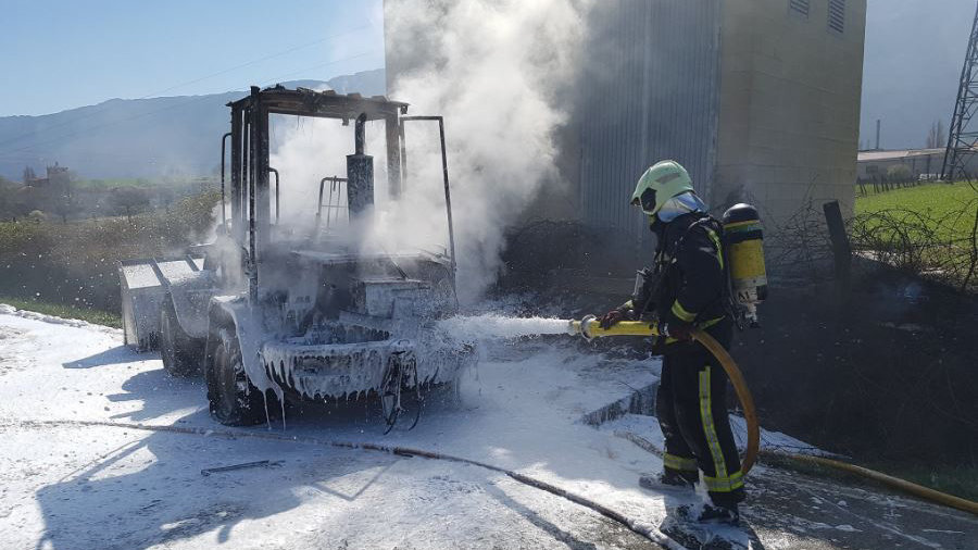 Los bomberos intervienen en el uncendio de una máquina en Uharte Arakil BOMBEROS DE NAVARRA