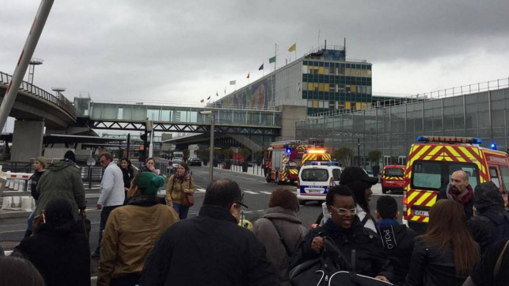 Imagen del aeropuerto de Orly en París tras ser evacuado al robar un hombre el arma de un militar INSTAGRAM