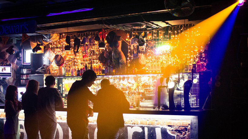 Imagen de varios clientes tomando bebidas en un pub ARCHIVO