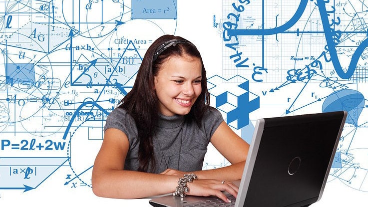 Una chica usa su ordenador personal para hacer tareas escolares ARCHIVO