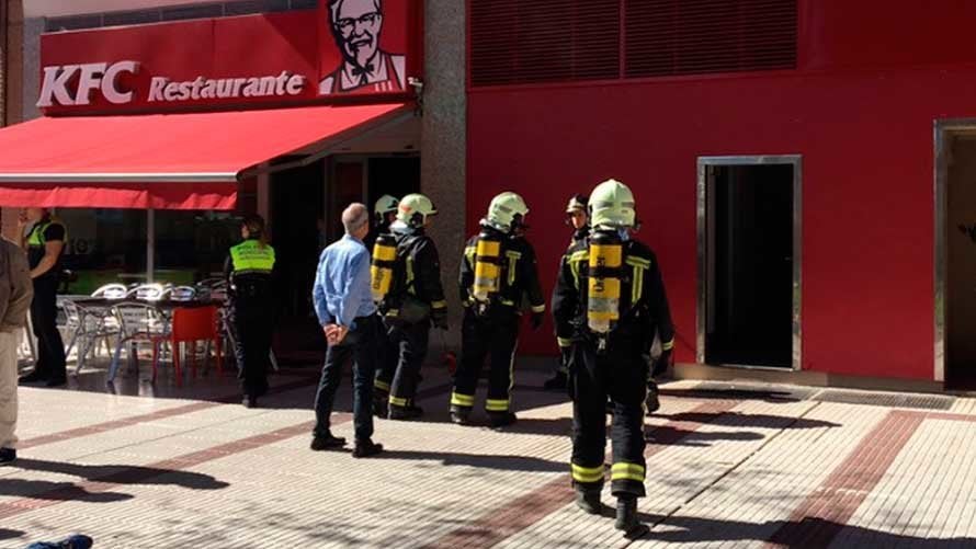 Los bomberos sofocan un incendio en el Kentuky Fried Chicken de Pio XII de Pamplona. BOMBEROS (3)