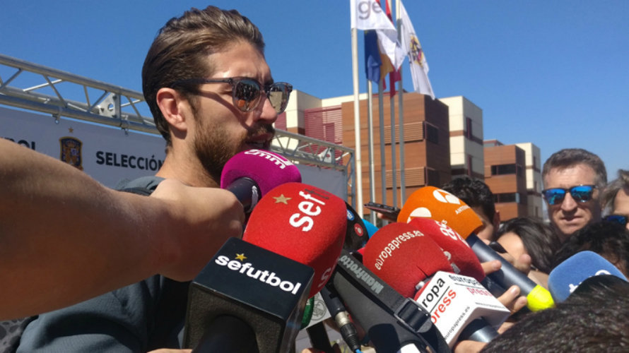 Sergio Ramos atiende a los periodistas. Foto web Sefútbol