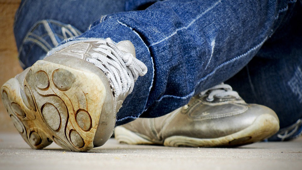 Una persona tirada en el suelo tras ser arrastrada varios metros por la calzada ARCHIVO