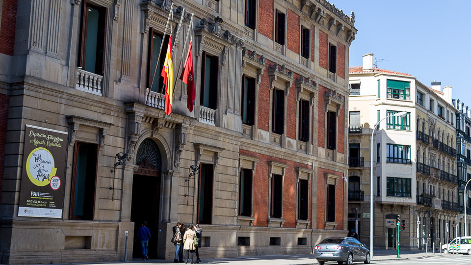 Las banderas del Parlamento de Navarra ondean a media asta en solidaridad con el atentado de Londres (03). IÑIGO ALZUGARAY