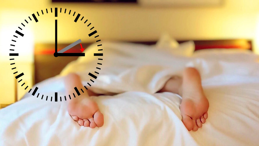 Una persona intenta dormir con el cambio de hora en los relojes.