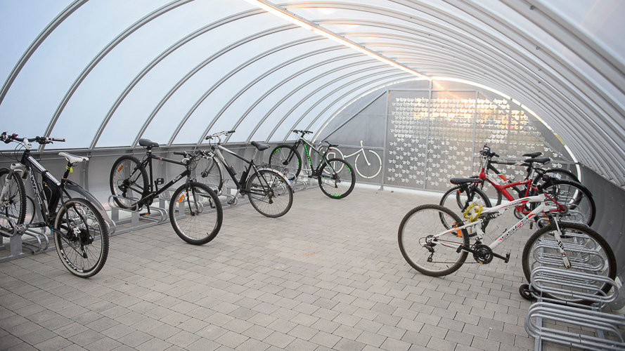 Miembros de la Comisión y la Gerencia de Urbanismo visitan el aparcamiento para bicicletas cubierto, rotatorio y gratuito instalado en el barrio de Mendebaldea. PABLO LASAOSA 02