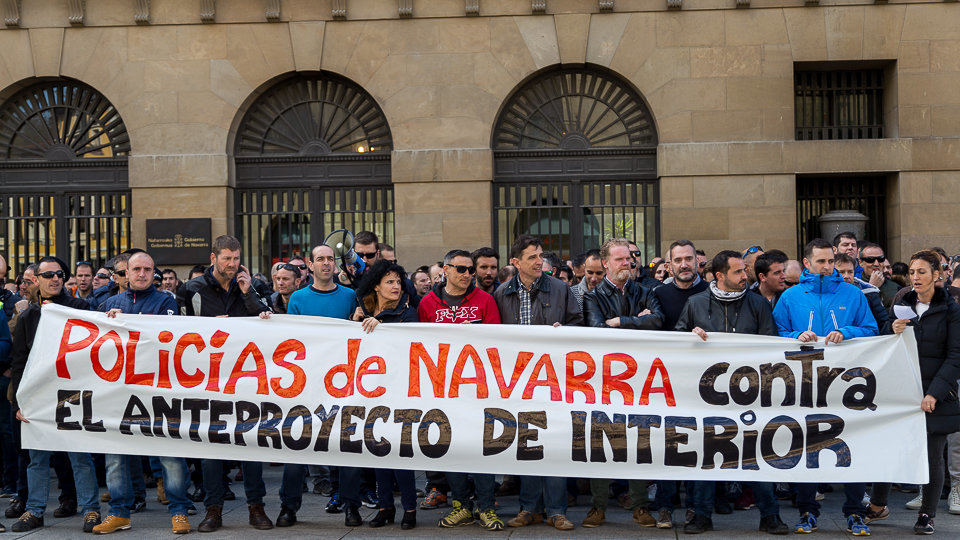 Los sindicatos de policías de Navarra se concentran en contra del anteproyecto de Ley de Policías (09). IÑIGO ALZUGARAY