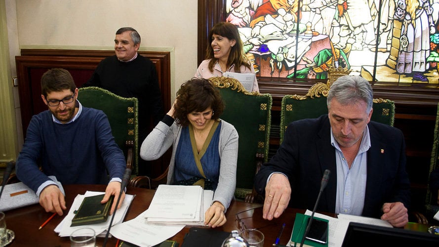 Aritz Romeo (i) junto a Patricia Perales (c) y Joseba Asirón (i) mientras los socialistas Eduardo Vall y Maite Esporrín acceden a sus asientos. PABLO LASAOSA