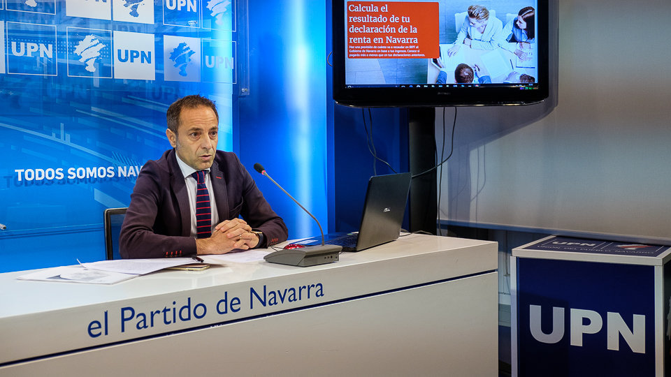 El portavoz de UPN en la Comisión de Hacienda y Política Financiera, Juan Luis Sánchez de Muniáin, presenta una iniciativa informática para la Campaña de la Renta 2016. IÑIGO ALZUGARAY