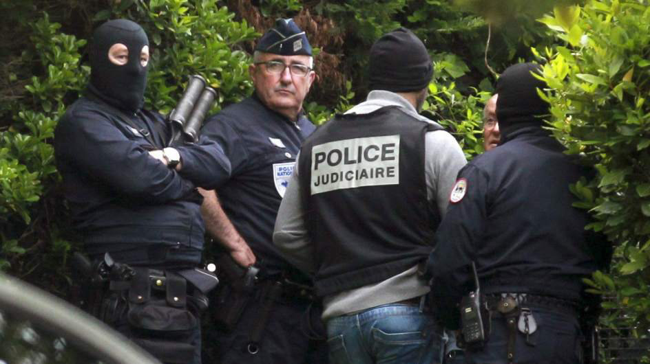 Agentes de la Guardia Civil, en colaboración con la Policía francesa, llevan a cabo una operación contra ETA en un zulo hallado en Biarritz. EFE