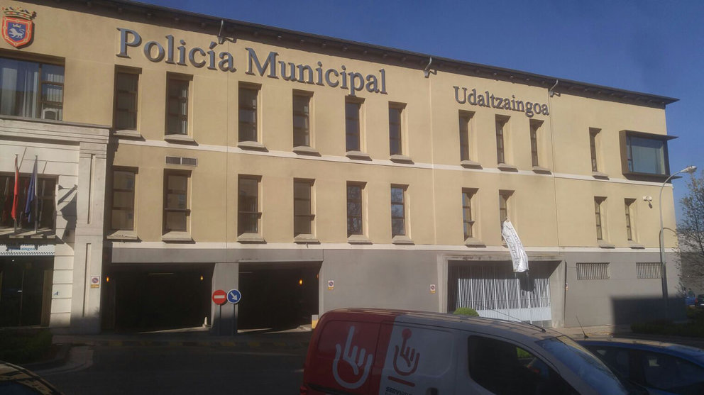 Imagen de las dependencias de Policía Municipal de Pamplona, donde un centenar de agentes continúan su encierro reclamando que se respeten sus derechos laborales CEDIDA