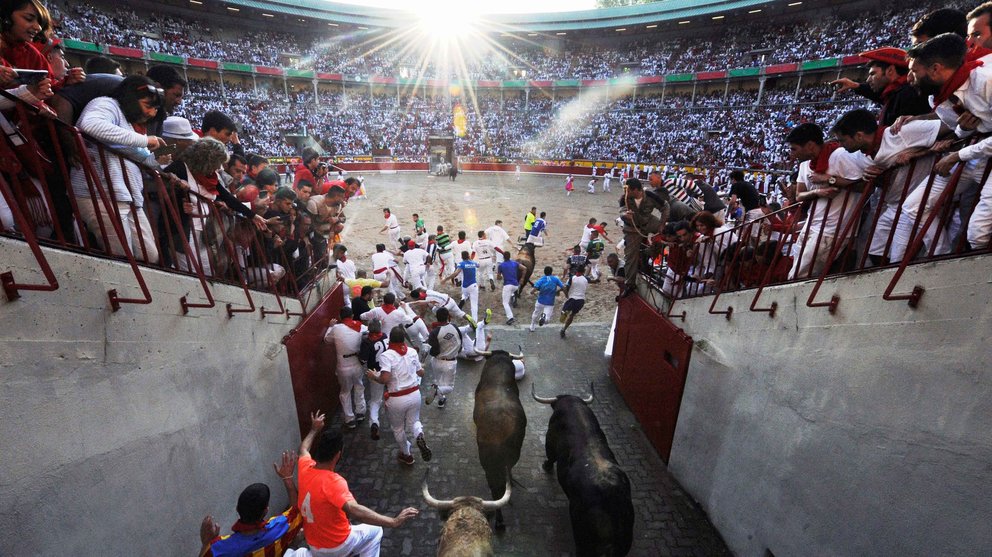 Runners sprint alongside Fuente Ymbro fighting bulls at the entrance to the bullring during the first running of the bulls at the San Fermin festival in Pamplona, northern Spain, July 7, 2016. REUTERS/Eloy AlonsoCODE: X01457