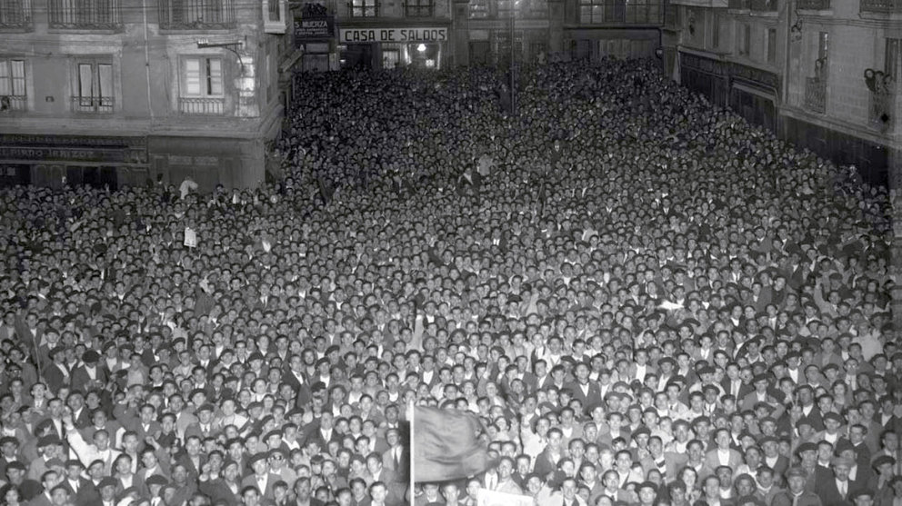 Una multitud concentrada en la Plaza Consistorial el 14 de abril de 1931 asiste a la proclamación de la II República. 