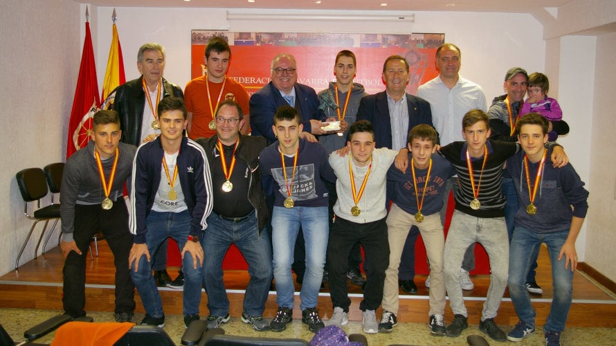La selección navarra sub-19 de fútbol sala con sus medallas.