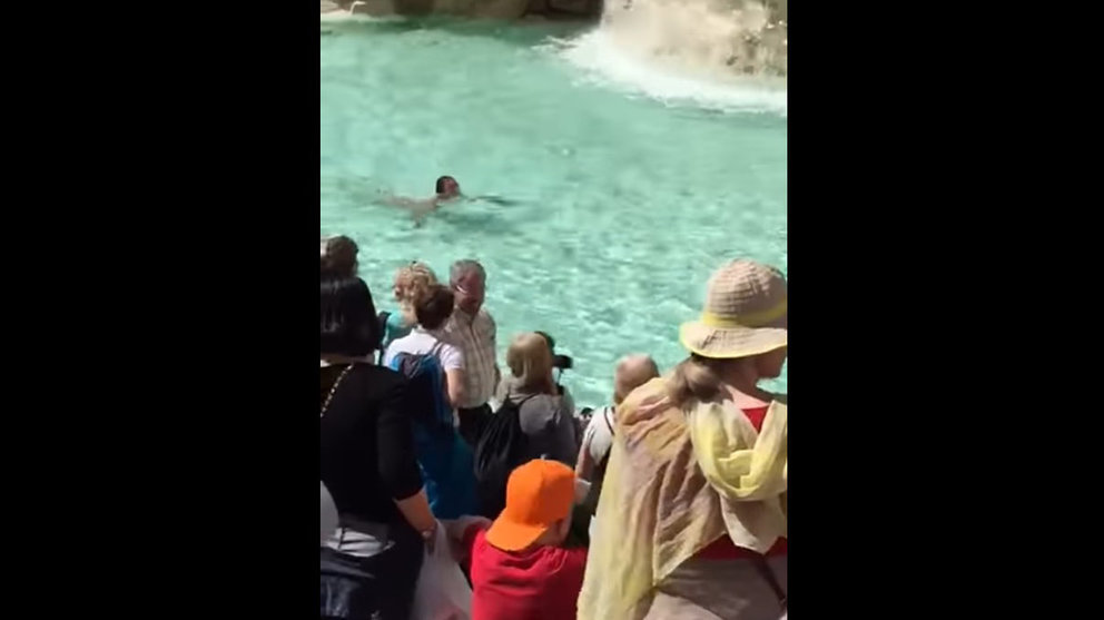 Un español cruza a nado la Fontana di trevi