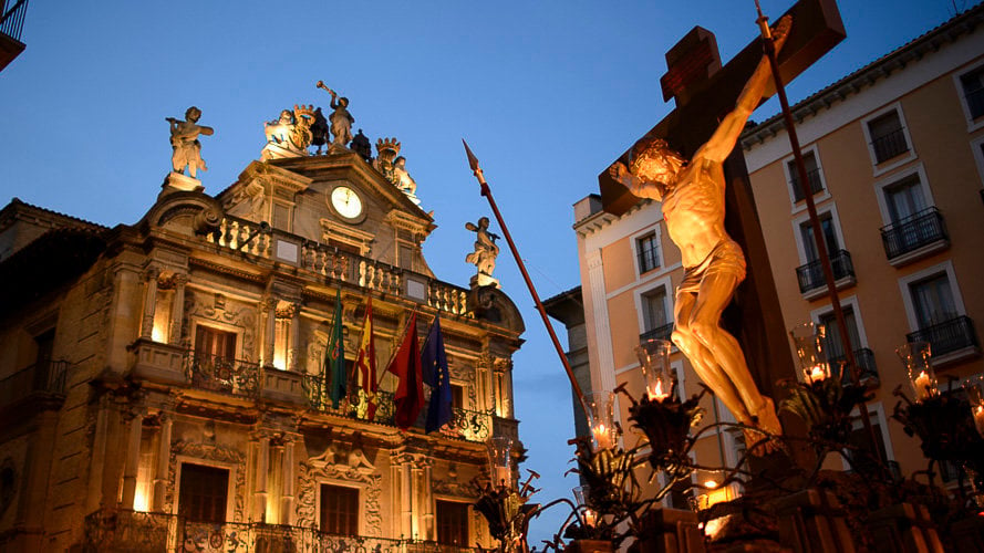 Pamplona celebra la tradiciónal procesión del Santo Entierro recorriendo las calles del Casco Antiguo de la ciudad. PABLO LASAOSA 15
