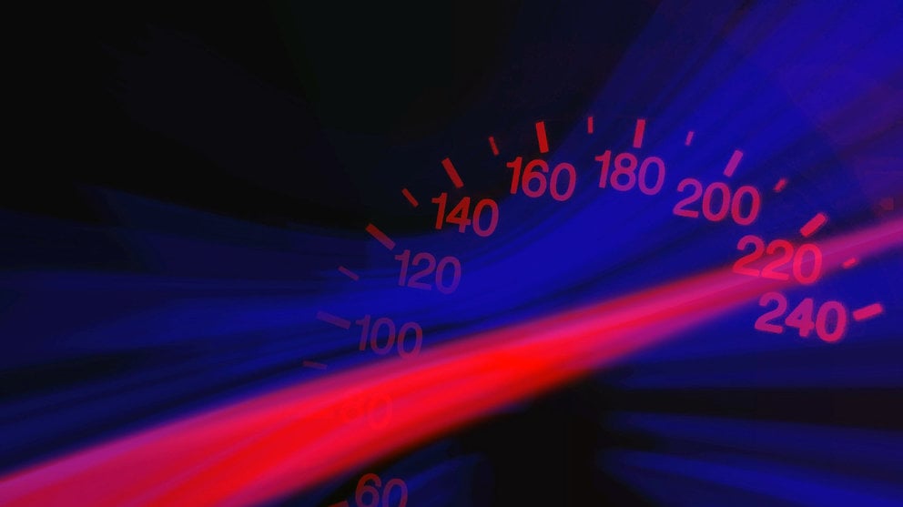 Cuentakilómetros de un vehículo a una velocidad que supera los límites de tráfico.