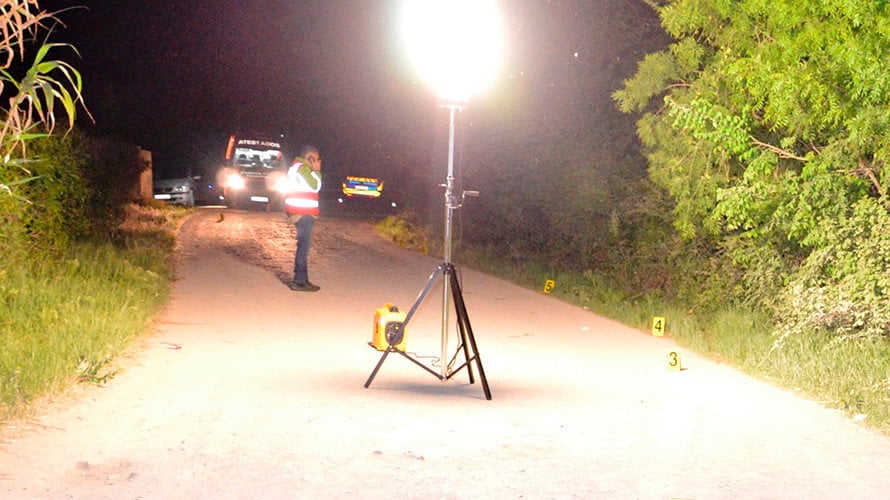 Agentes de atestados de la Policía Foral realizando la inspección ocular en el lugar del accidente.