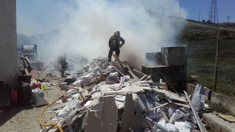 Incendio en una empresa de recuperación de residuos en Biurrun.