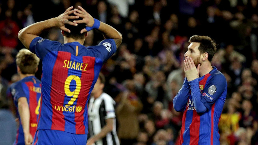 Luis Suárez y Messi lamentan una ocasión fallada. Lfp.