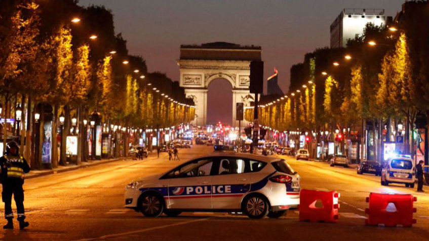 La policía francesa ha acordonado la zona de los Campos Elíseos tras un tiroteo en pleno centro de la capital francesa. REUTERS / EE